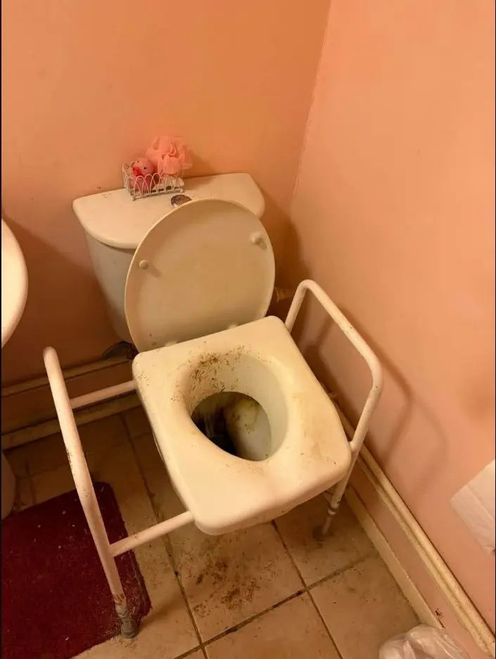 Bathroom before a Glisten and Gleam deep clean